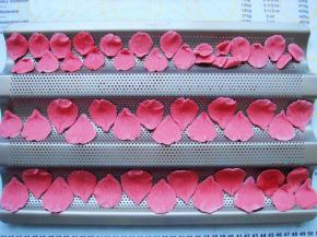 摆入模具中。（图中用的是法棍模具，也可用类似有弧度的模具代替，这样烘烤出的花瓣更立体。）