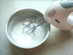 糖霜制作：半个蛋白倒入盆中，加入100克糖粉，滴入数滴柠檬汁，高速打至浓稠即可。（没有柠檬汁可用白醋代替）