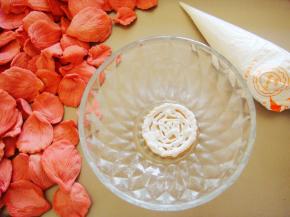 裱花袋剪小口，在饼干底挤上一层蛋白霜。