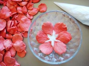 摆放上大号花瓣。