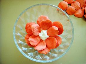 待糖霜晾干后再挤上一层糖霜，摆放上中号花瓣。