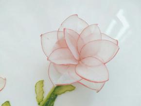 黄瓜用去皮刀竖着削几条当花枝，然后拼起来，一枝花就完成了