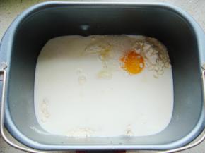 最后倒入牛奶。（先放粉类或者液体都可以，只要酵母粉和盐分开对角放就好。）