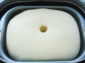 手指沾上面粉在中间扎孔，孔不回缩就发酵好了。