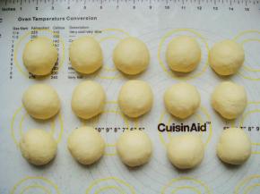 把面团放在垫子上，平均分成15个小剂子，揉成光滑的小圆球。