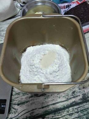 (除了黄油不放)把面包材料全部放进面包机内。
