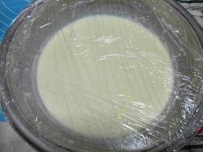 面包机和面的时候可以制作麻薯了.
(除了黄油不放)把麻薯材料通通丢进盆里搅拌，搅拌均匀后，盖上保鲜膜，直接用大火蒸20分钟左右。