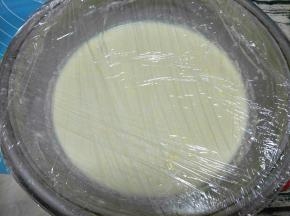 面包机和面的时候可以制作麻薯了.
(除了黄油不放)把麻薯材料通通丢进盆里搅拌，搅拌均匀后，盖上保鲜膜，直接用大火蒸20分钟左右。