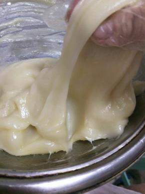 麻薯出锅，不烫手的的时候立马加入黄油，揉匀，让面团和黄油充分融合。然后盖上保鲜膜送入冰箱冷藏。