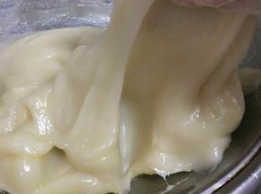 麻薯出锅，不烫手的的时候立马加入黄油，揉匀，让面团和黄油充分融合。然后盖上保鲜膜送入冰箱冷藏。