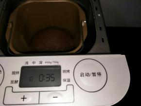 和面结束，点击面包机发酵程序，发酵35分钟(因天气而定发酵时间)一般大两倍大即可。