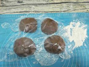 发酵好的面用手指粘面粉戳一个洞，不回缩就拿出来排气，排气后分四份。盖上保鲜膜静置15分钟。