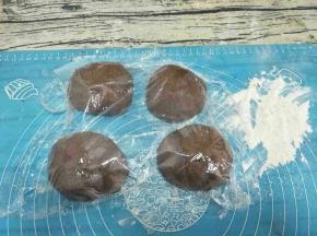 发酵好的面用手指粘面粉戳一个洞，不回缩就拿出来排气，排气后分四份。盖上保鲜膜静置15分钟。