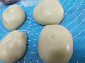 把冷藏的麻薯也拿出来分成四份备用。