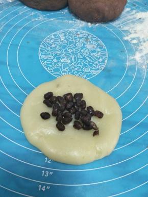 麻薯压扁放上红蜜豆(随心喜欢放什么都行。)