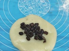 麻薯压扁放上红蜜豆(随心喜欢放什么都行。)