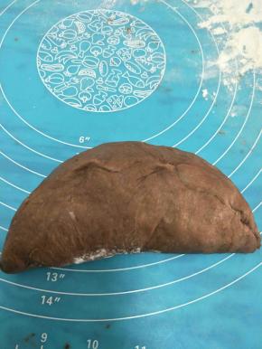 然后把静置后的可可面团压扁，把麻薯包好。接缝处一定要包紧。