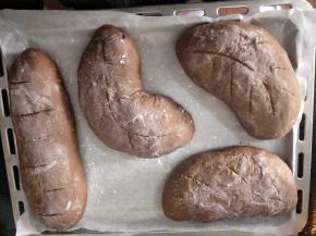 拿出发酵好的面包，此时烤箱预热180度，面包表面筛干面粉，用锋利的刀片划出花纹。(原谅我划的这么丑。)