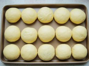 依次做好放入烤盘中。再次发酵30——40分钟，至稍微变大。