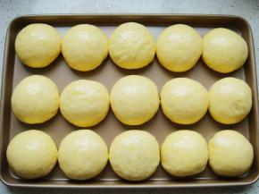 用小刷子在表面均匀的刷上一层全蛋液。