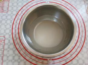 取干净的盆子，在水里倒入白砂糖，搅拌到白砂糖溶解无明显颗粒