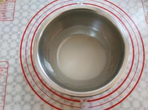 取干净的盆子，在水里倒入白砂糖，搅拌到白砂糖溶解无明显颗粒