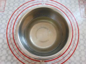 糖水与玉米油搅拌均匀，没有大的油泡泡