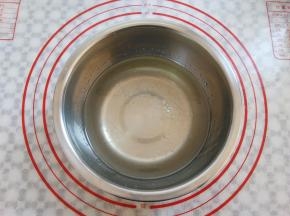 糖水与玉米油搅拌均匀，没有大的油泡泡