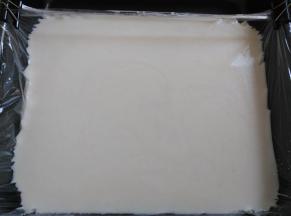 倒入铺好保鲜膜的模具里，也可以直接用其他耐高温的容器，室温下静置40分钟