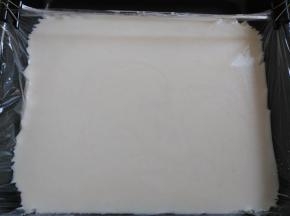 倒入铺好保鲜膜的模具里，也可以直接用其他耐高温的容器，室温下静置40分钟