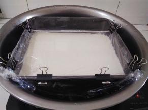 面糊上盖上一层保鲜膜，用夹子固定一下，盖上盖子，大火蒸25-30分钟