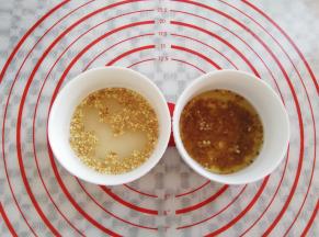 做淋面的桂花糖水，左边是新鲜的桂花，右边是已经腌制好的糖桂花（糖桂花加温开水，加点蜂蜜），建议用腌制过的桂花糖水淋面