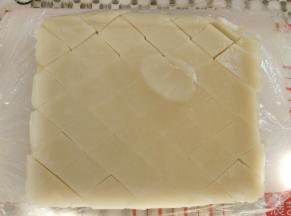 冷藏好的糕体切菱形，也可以切成其他形状