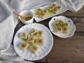 装盘淋上桂花糖水，软糯清香的桂花糕开吃啦