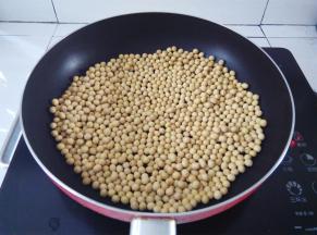 无油无水的锅里放入干的黄豆，小火炒5分钟左右（我这里炒的是250克份量）