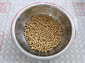 炒好的黄豆装盆子散热