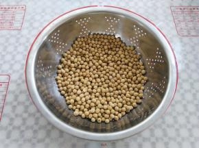 炒好的黄豆装盆子散热