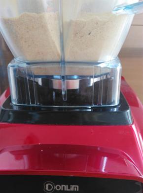 把黄豆放破壁机里打粉，考虑到让孩子多吃粗粮，打好的黄豆面我没过筛，喜欢口感细腻一点的可以过筛