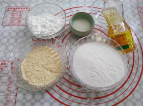 把所有材料分别称出来，糯米粉是自己磨的，所以看起来不像买的那么白