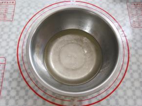 干净的盆子里放入180克水，10克糖，15克植物油，搅拌到水里有细小的油星