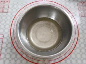 干净的盆子里放入180克水，10克糖，15克植物油，搅拌到水里有细小的油星