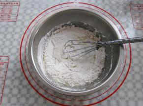 放入糯米粉和粘米粉