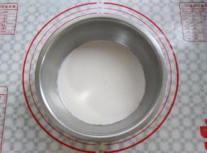 把粉和水搅拌均匀到没有颗粒