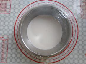 盖上保鲜膜静置20分钟（保鲜膜的作用是防止灰尘掉面糊里和蒸的时候没有水滴入面糊）