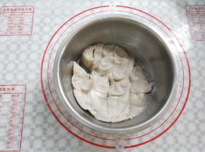 在面团里随意的划拉几下，快速散热