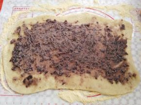 在面团上抹上红豆沙，尽量均匀一点
