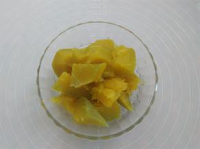 南瓜去皮切小块，隔水蒸30分钟，蒸熟后取出放凉，蒸南瓜的时候可以准备馅料