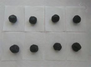 豆沙馅平均分成8份，用油纸垫着，蒸的时候方便拿