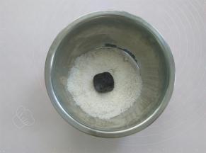因为豆沙馅有点儿湿，放椰蓉里滚一圈，既能增加椰蓉的香味又能让馅干一点