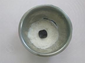 因为豆沙馅有点儿湿，放椰蓉里滚一圈，既能增加椰蓉的香味又能让馅干一点